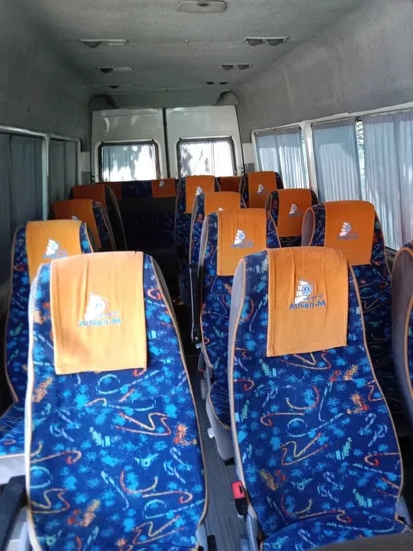 Мікроавтобус з водієм