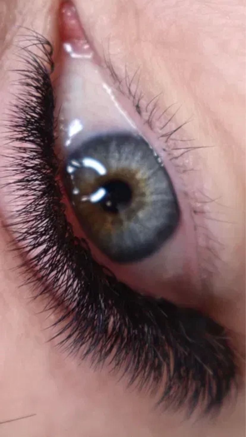 Професійне нарощування вій для створення виразного та ідеального погляду