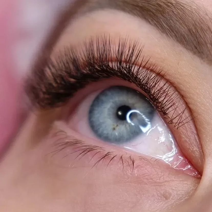 Професійне нарощування вій для створення виразного та ідеального погляду