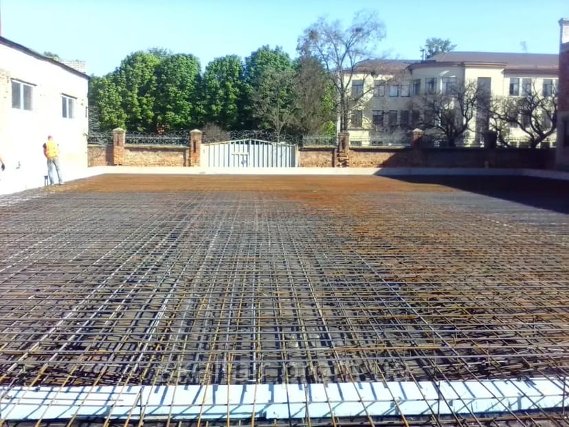 Будівництво бетонних майданчиків і підло