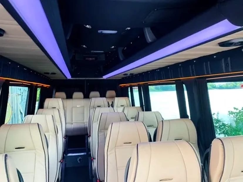275 Мікроавтобус на весілля Mercedes Sprinter VIP сріблястий