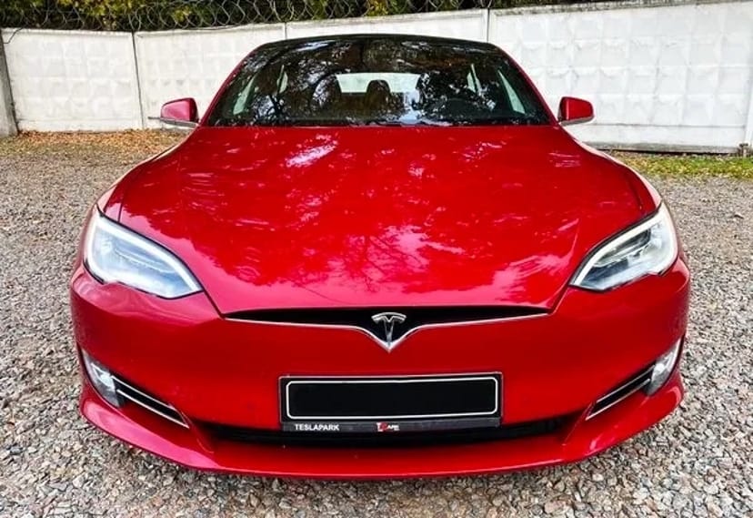 054 Tesla Model S без водія з водієм