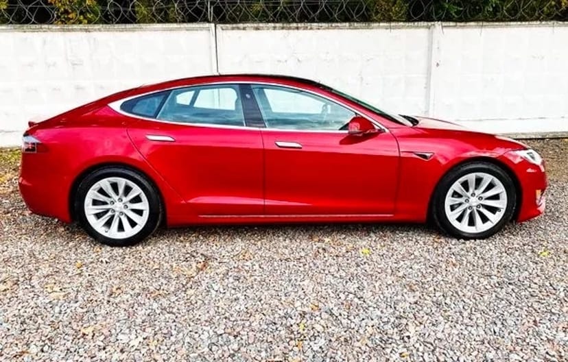 054 Tesla Model S без водія з водієм