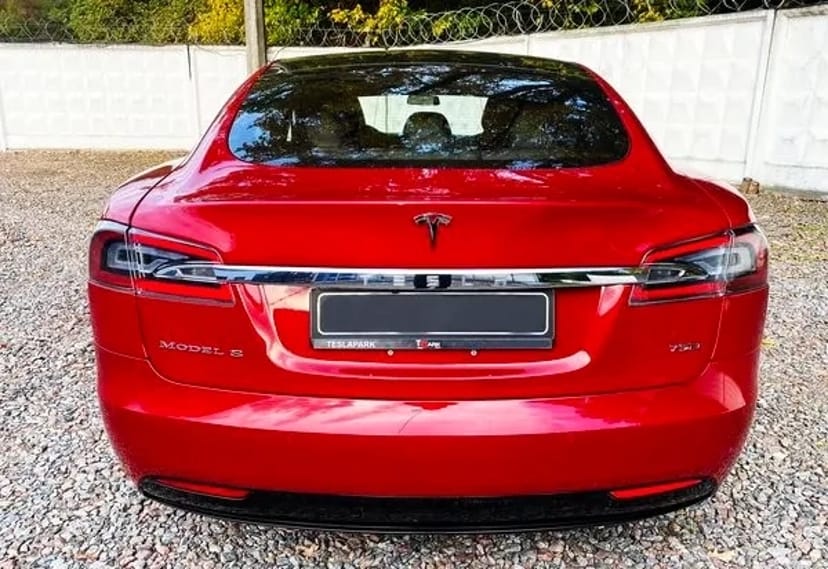054 Tesla Model S без водія з водієм