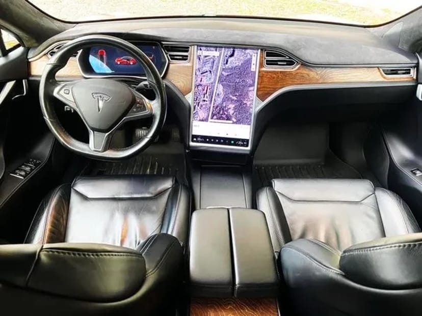054 Tesla Model S без водія з водієм