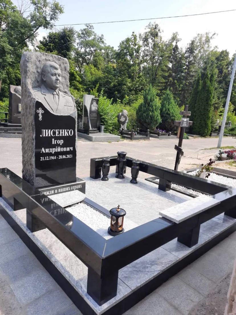 Пам'ятник -скульптура,під замовлення з граніту та мармуру