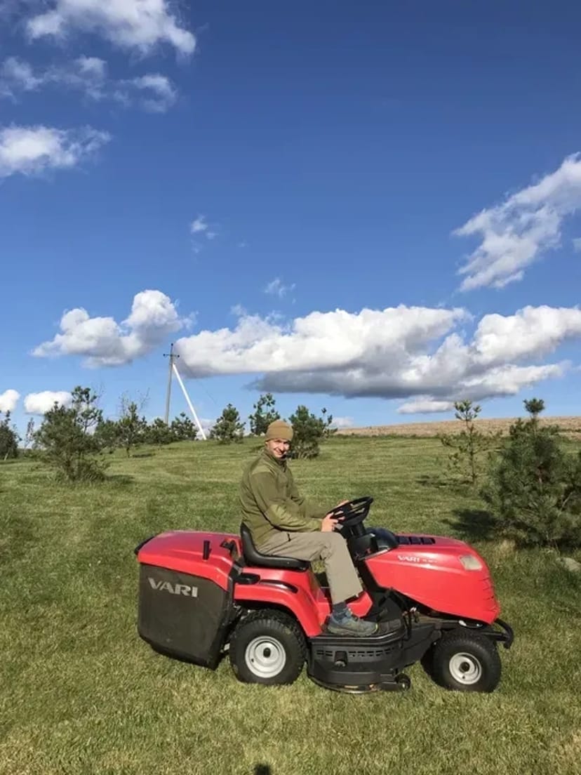 Посів газону.Покіс газону, трахтором, газонокосаркою, трімером.