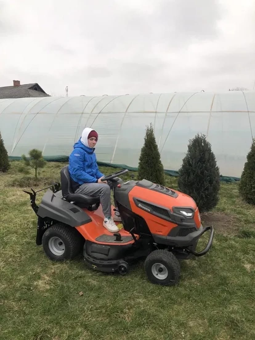 Посів газону.Покіс газону, трахтором, газонокосаркою, трімером.