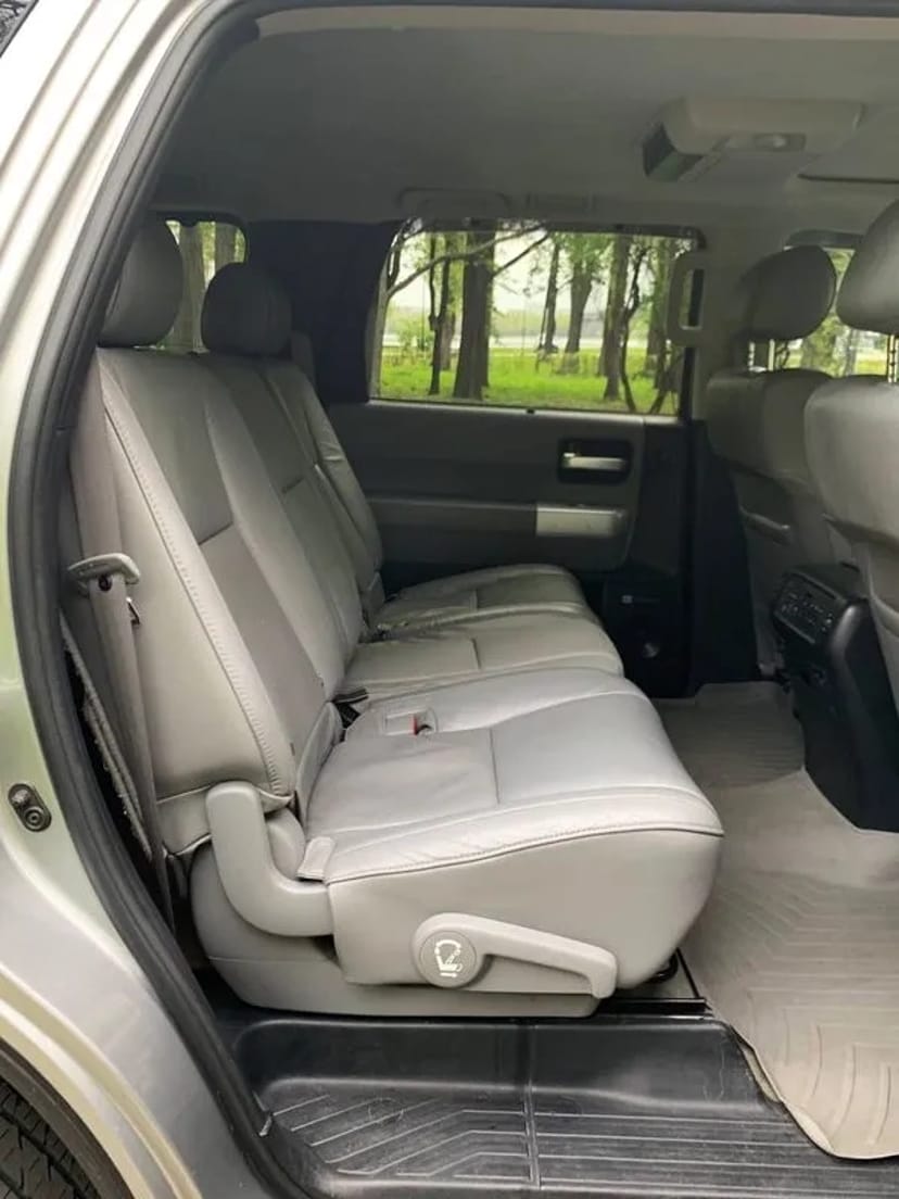 237 Позашляховик на весілля Toyota Sequoia срібляста