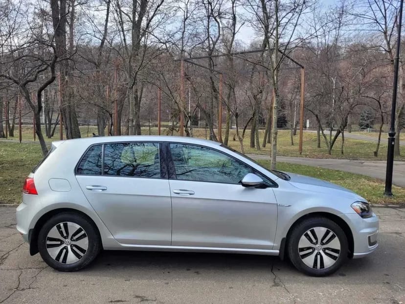 Volkswagen e-Golf в гарній комплектації