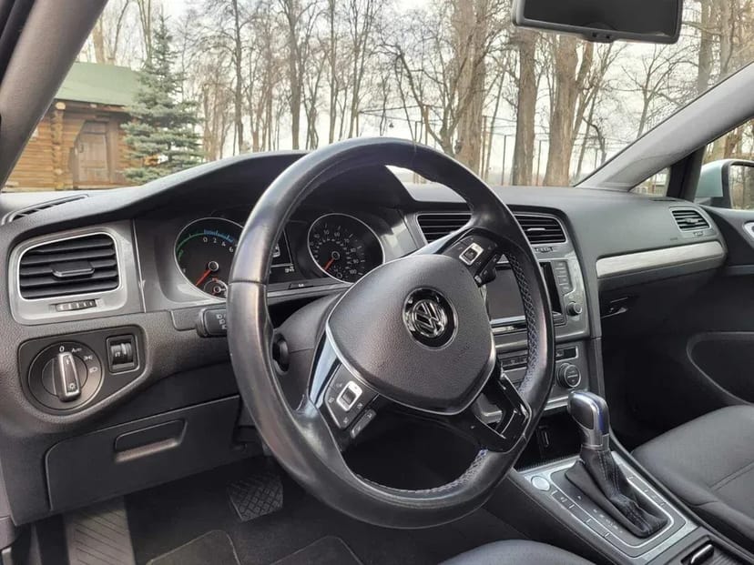 Volkswagen e-Golf в гарній комплектації