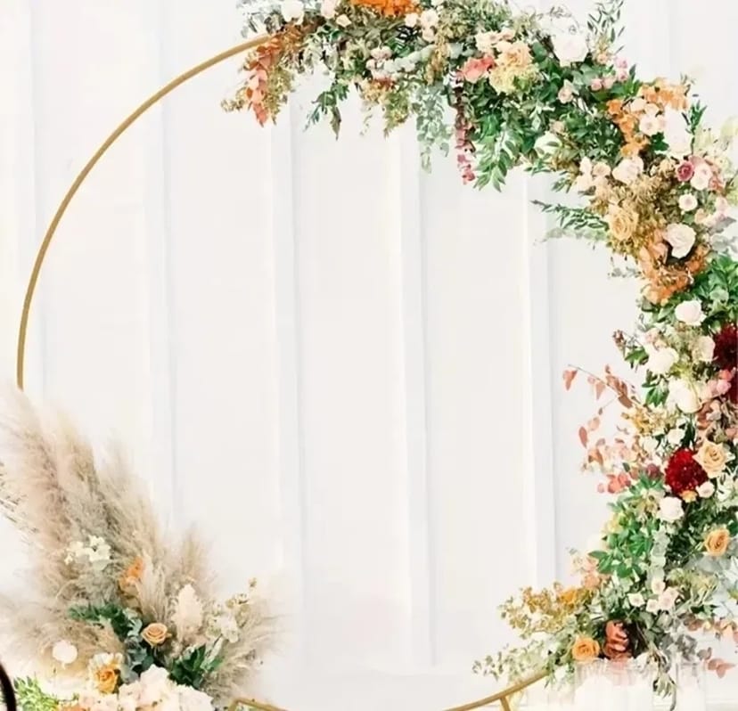 Круглий каркас для фотозони. Білий фон. Прикрасить будь-яке свято