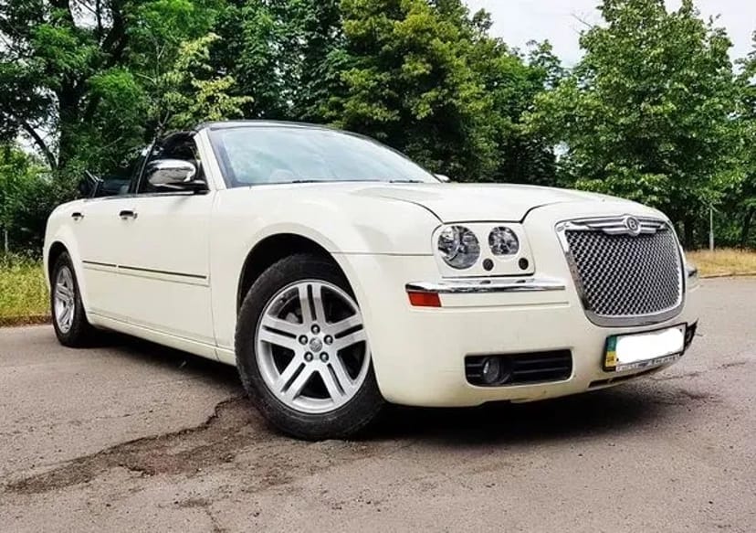 220 Кабріолет Chrysler 300C білий на весілля зйомки
