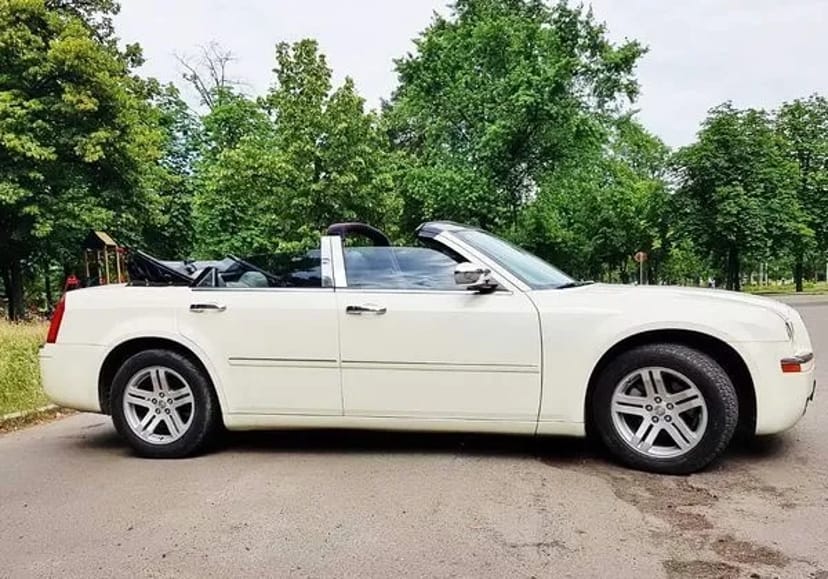 220 Кабріолет Chrysler 300C білий на весілля зйомки