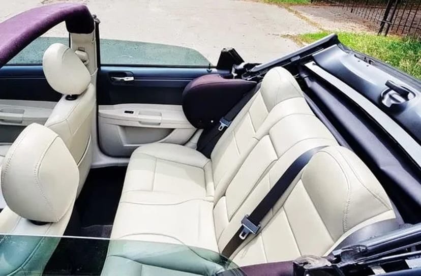 220 Кабріолет Chrysler 300C білий на весілля зйомки