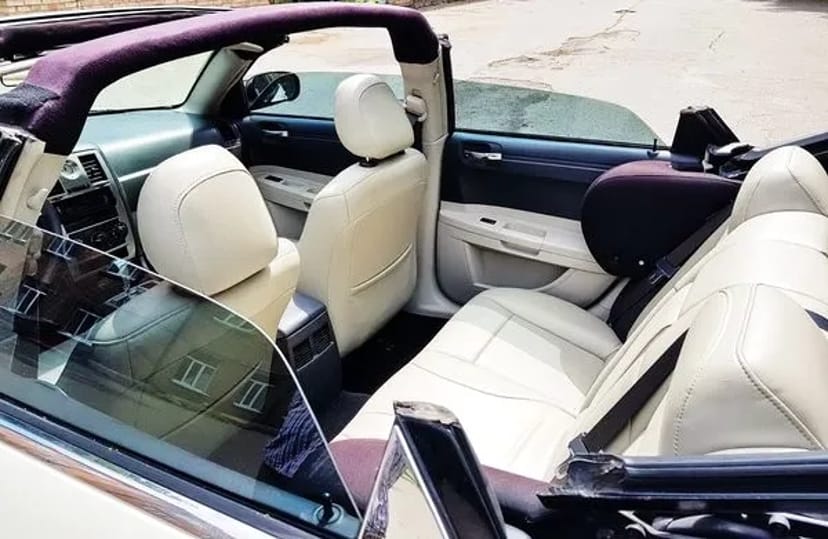 220 Кабріолет Chrysler 300C білий на весілля зйомки