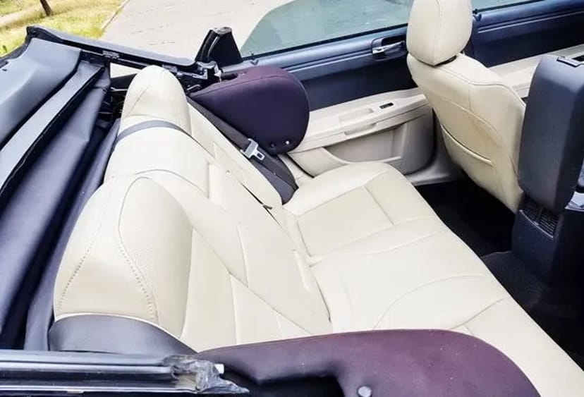 220 Кабріолет Chrysler 300C білий на весілля зйомки