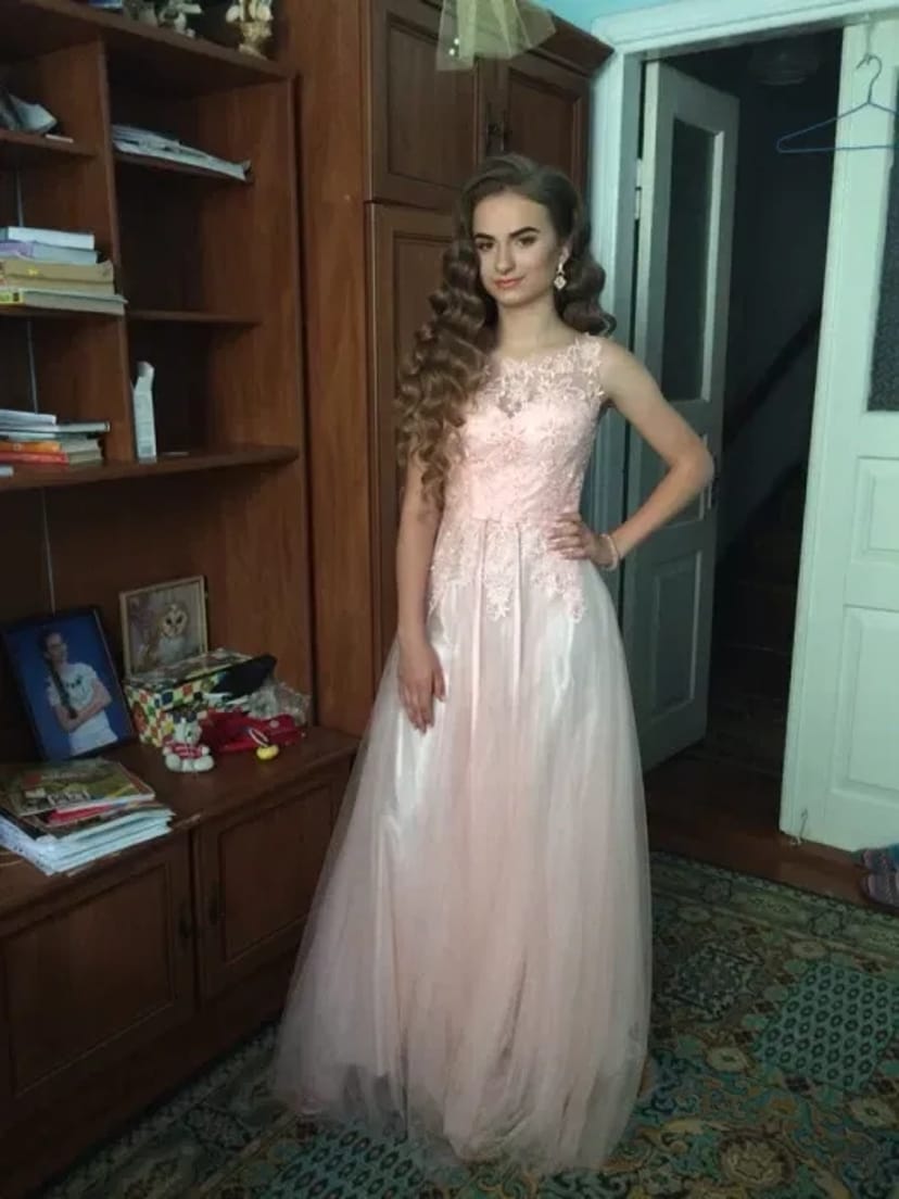 Ніжне вишукане плаття на святкову подію