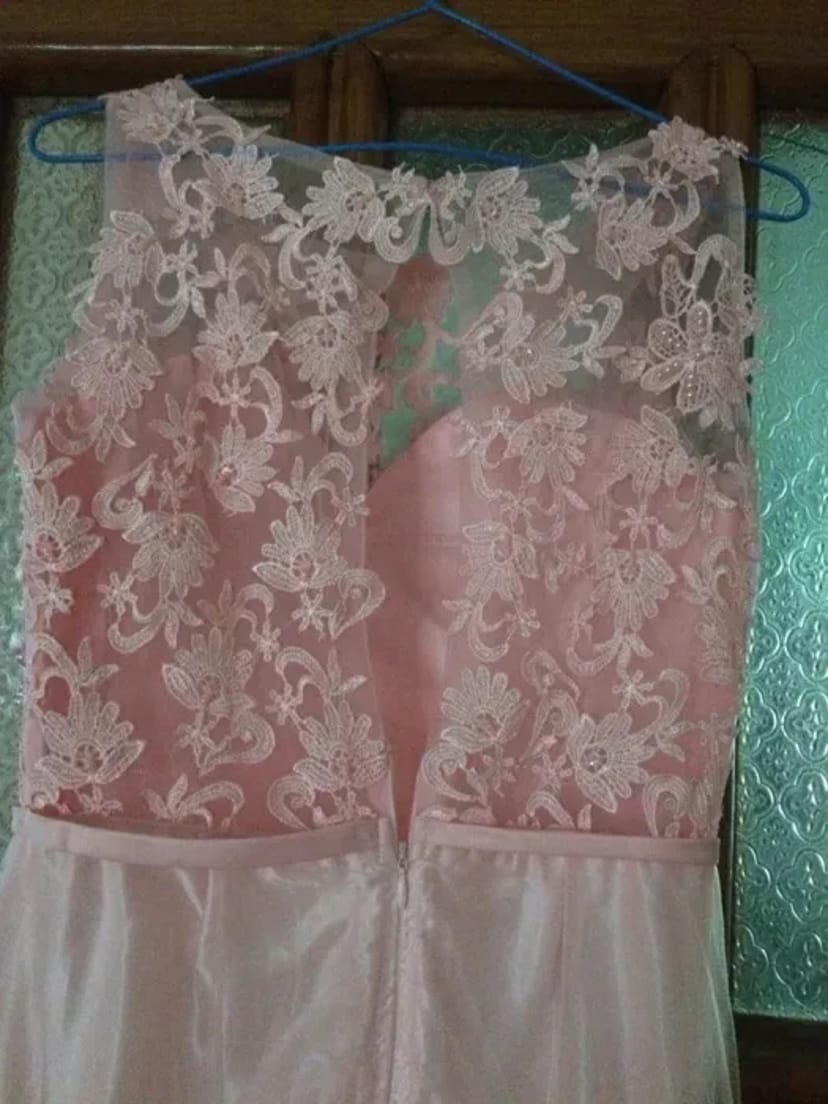 Ніжне вишукане плаття на святкову подію