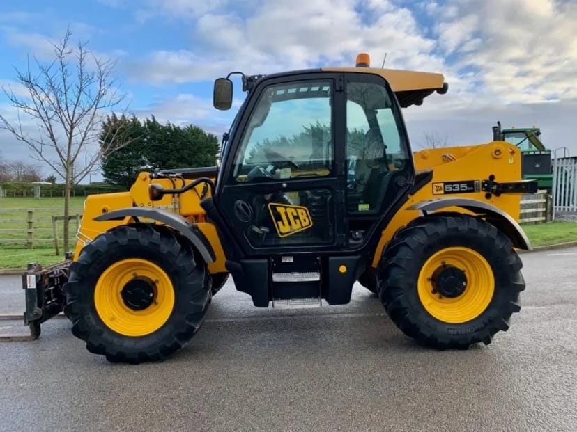 Навантажувачі JCB та  Маніту  MT-X 