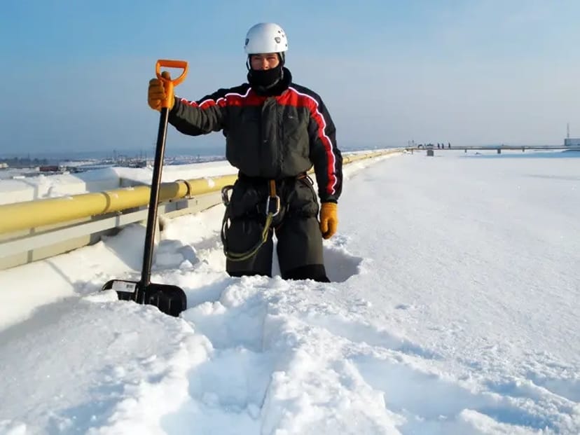 Очищення дахів від снігу, бурульок від 50 ₴/кв.м