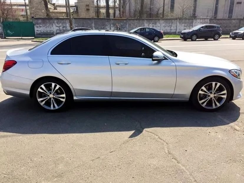 109 Машина на весілля Mercedes С300 сріблястий 