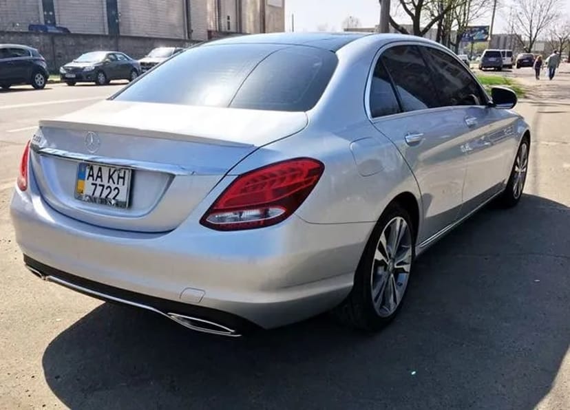 109 Машина на весілля Mercedes С300 сріблястий 