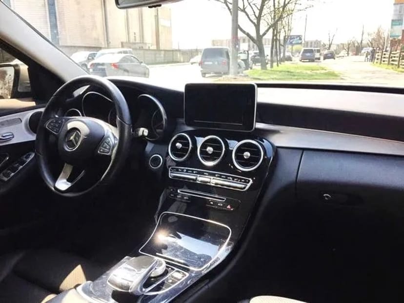 109 Машина на весілля Mercedes С300 сріблястий 