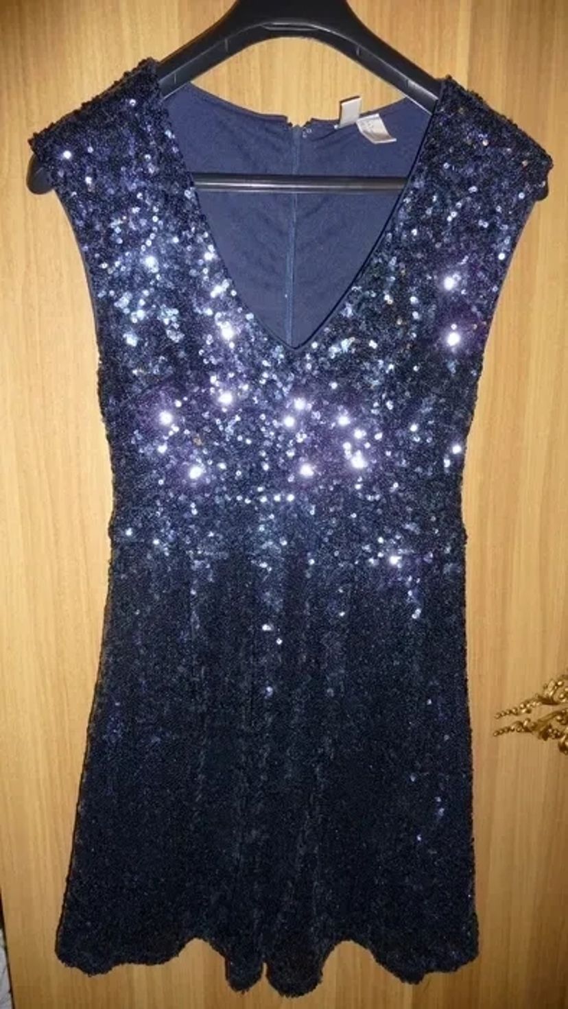 Нарядне плаття на свято, або випускний вечір.