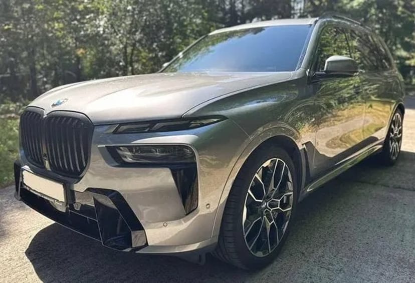265 BMW X7 40D 2024 сірий позашляховик з водієм на весілля