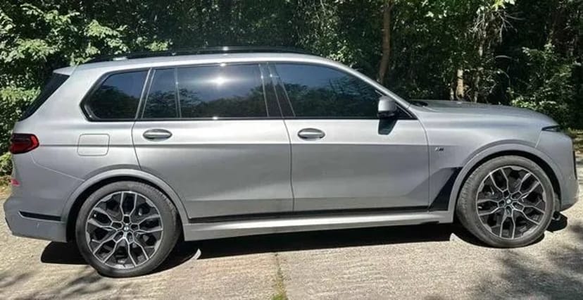 265 BMW X7 40D 2024 сірий позашляховик з водієм на весілля