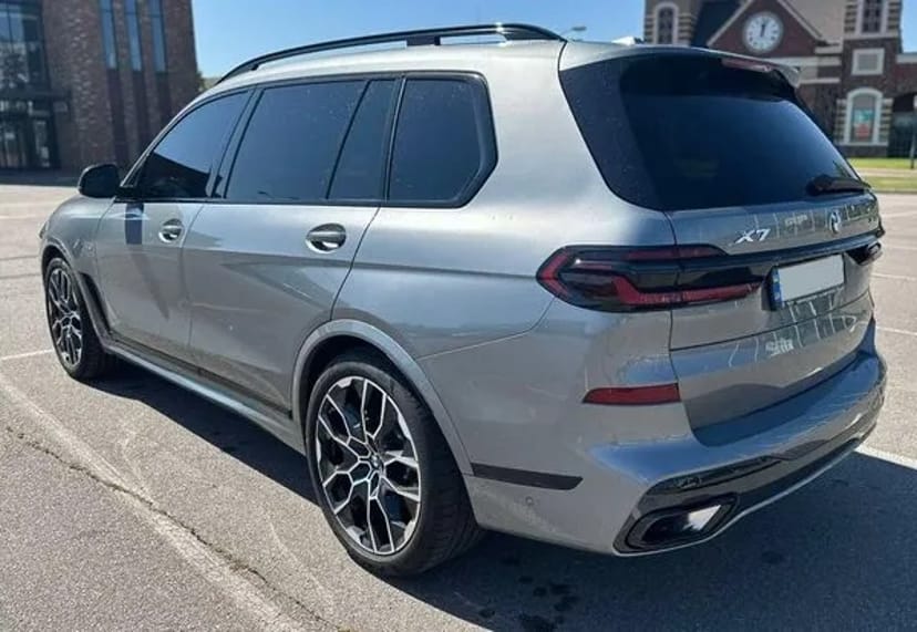 265 BMW X7 40D 2024 сірий позашляховик з водієм на весілля