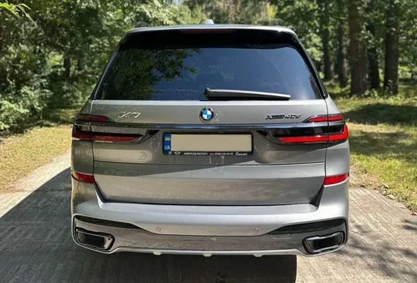 265 BMW X7 40D 2024 сірий позашляховик з водієм на весілля