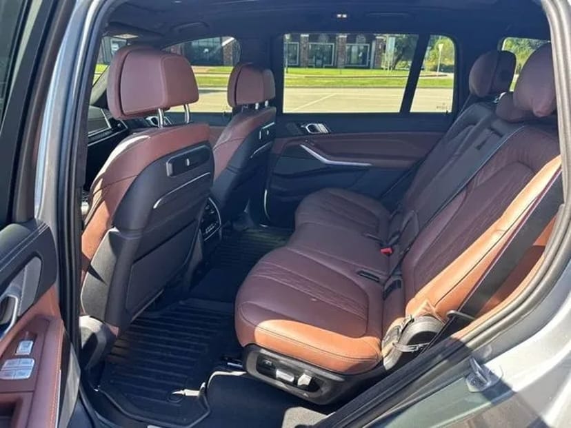 265 BMW X7 40D 2024 сірий позашляховик з водієм на весілля