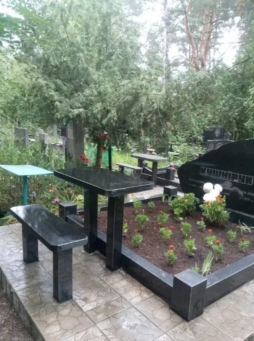 Прибирання могил Київ. Ремонт могил.Декоративне каміння