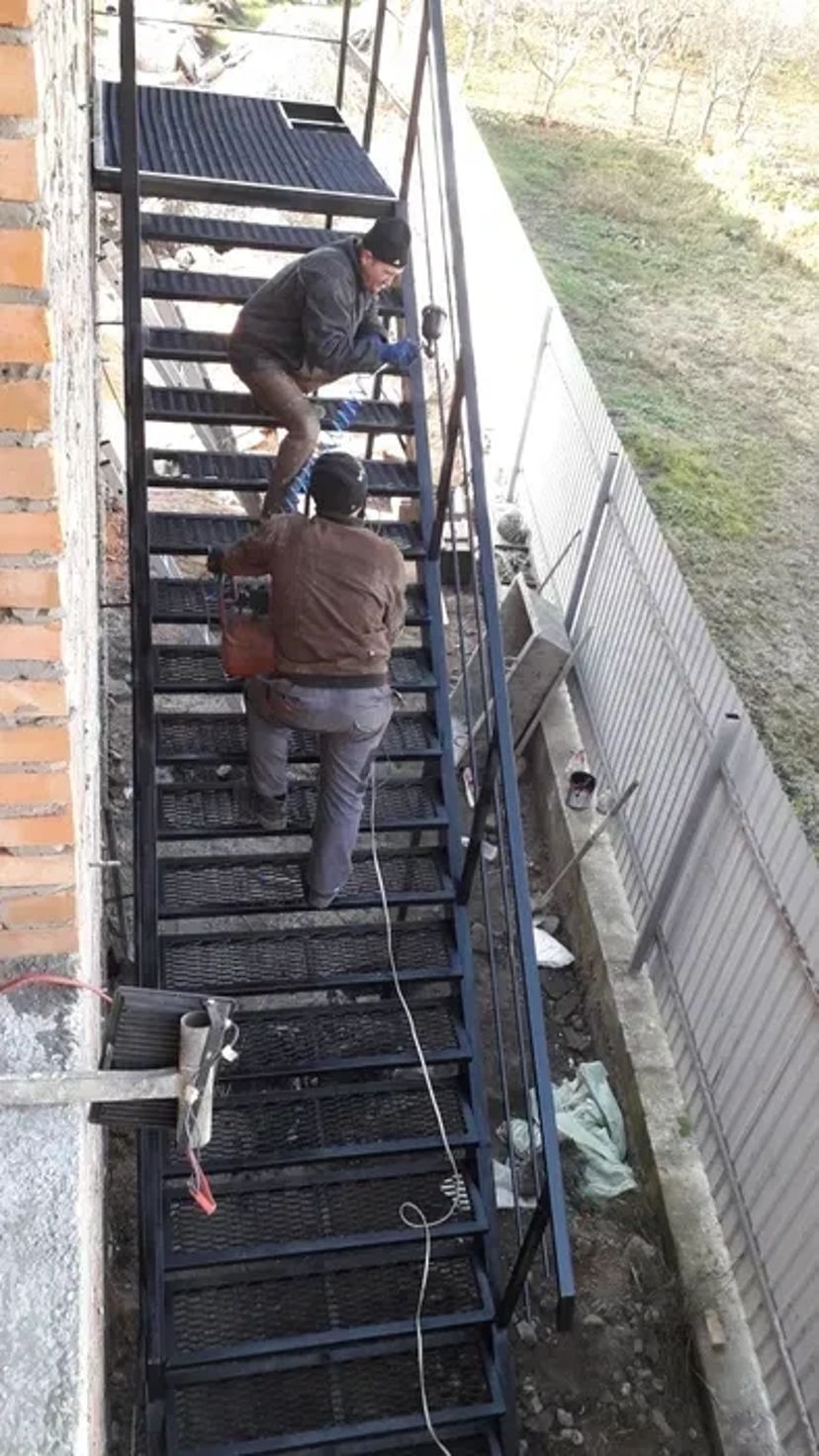 Сходи (драбини) на металевому каркасі. Перила. Поручні