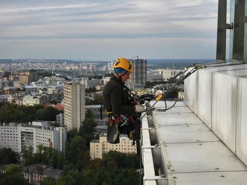 Альпініст висотне миття вікон фасадів Львів та область миття дахів