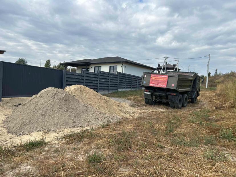 Чорнозем.Торфосуміш.Пісок річковий. Яружний пісок.Щебінь. Відсів.