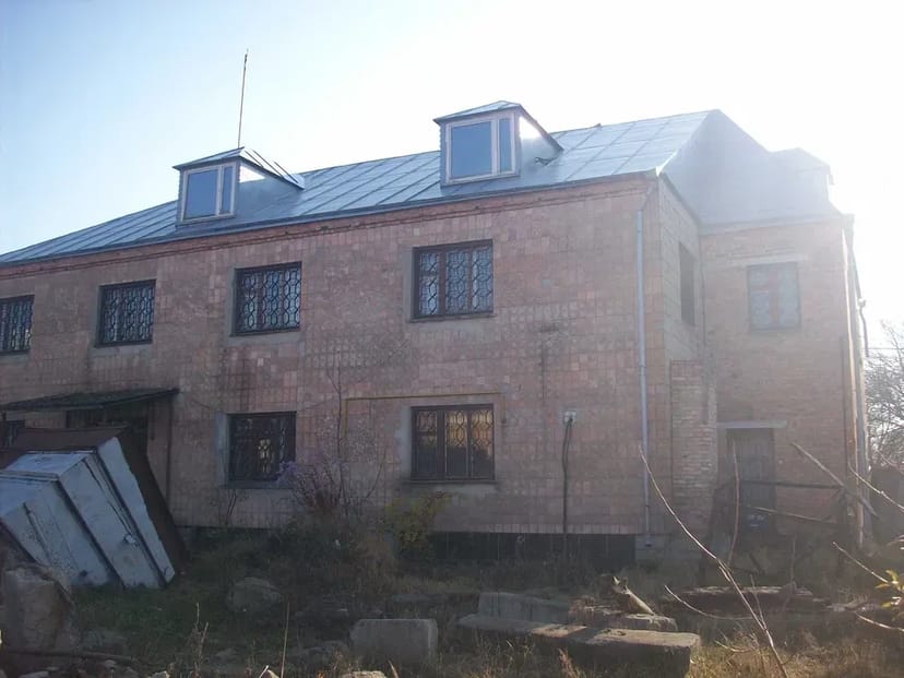 Будинок двохповерховий 450 квадратних метрів, підвал, горище.