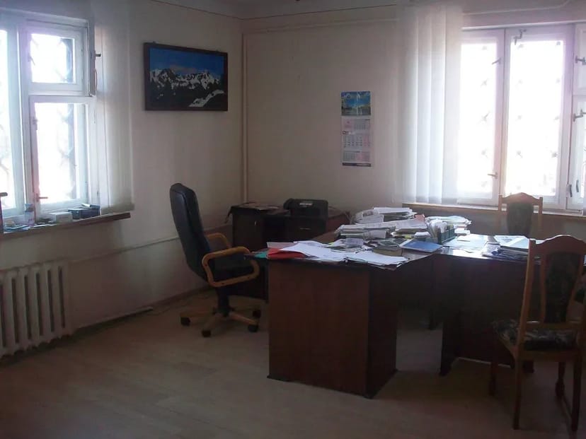 Будинок двохповерховий 450 квадратних метрів, підвал, горище.