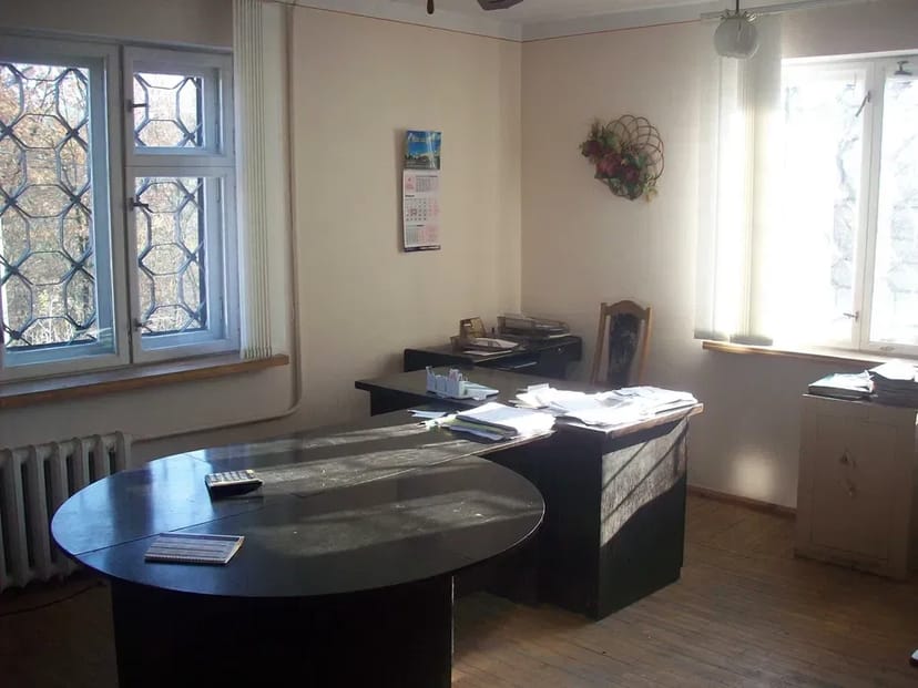 Будинок двохповерховий 450 квадратних метрів, підвал, горище.