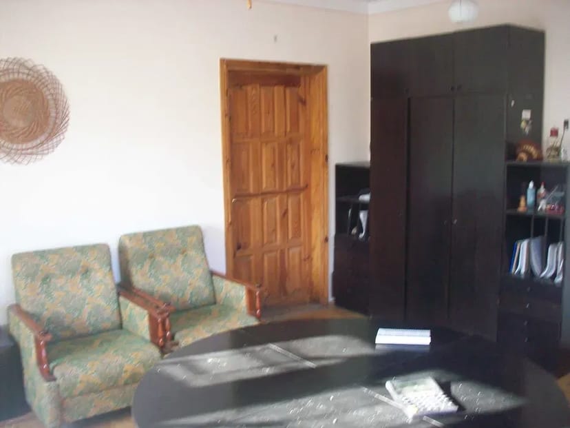 Будинок двохповерховий 450 квадратних метрів, підвал, горище.