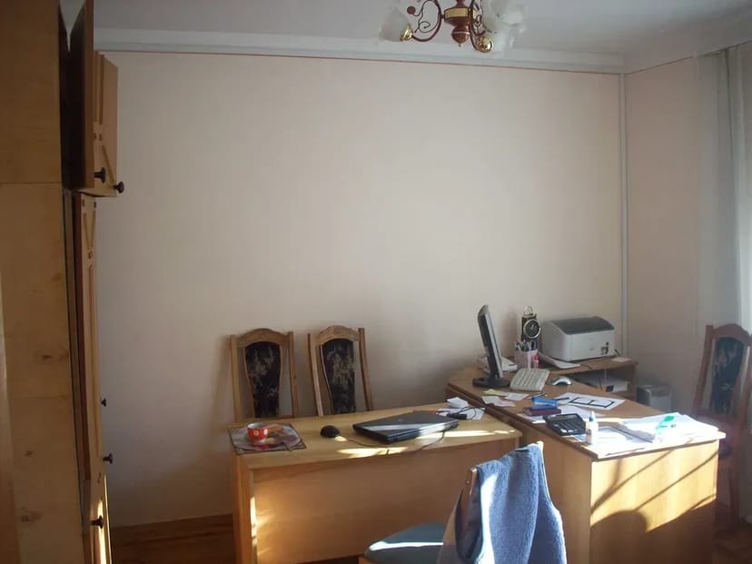 Будинок двохповерховий 450 квадратних метрів, підвал, горище.