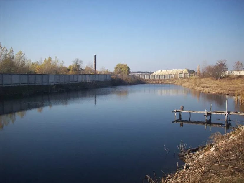 Будинок двохповерховий 450 квадратних метрів, підвал, горище.