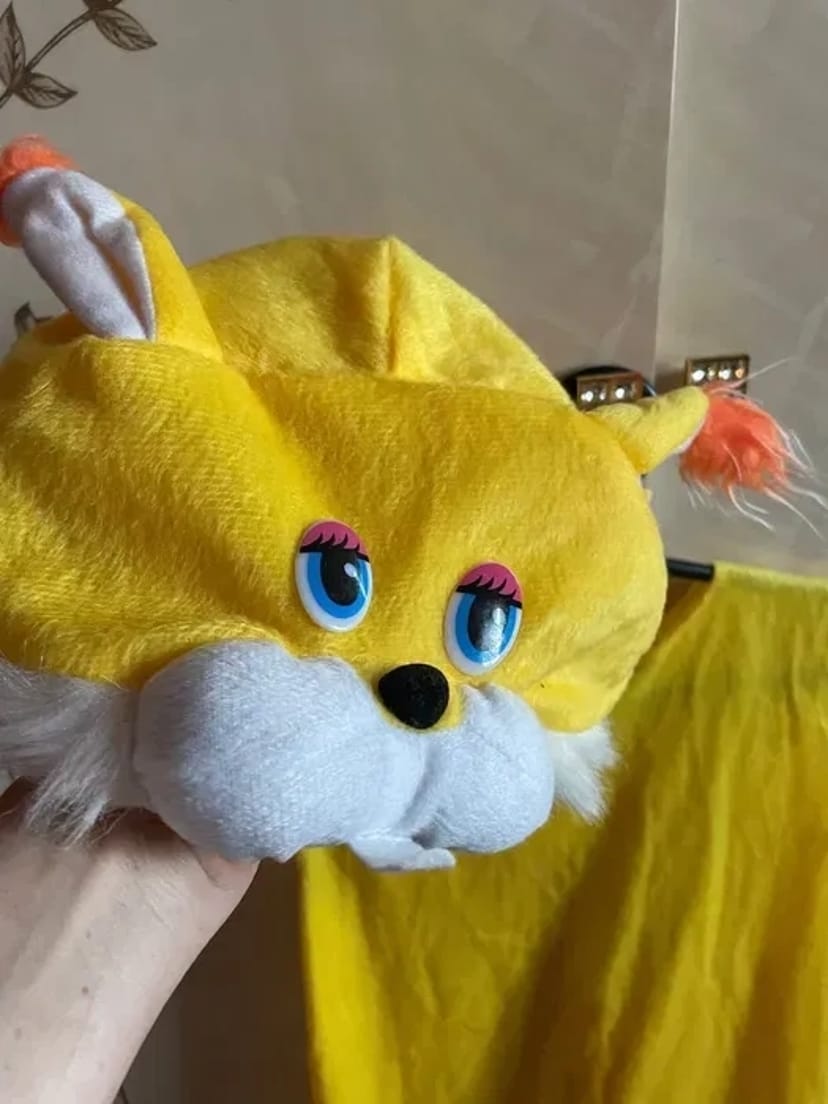 Карнавальні костюми – Петрушка, їжачок,силач, козак, вовк,принц