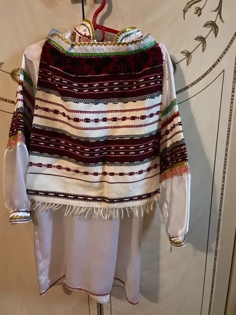 Карнавальні костюми – Петрушка, їжачок,силач, козак, вовк,принц