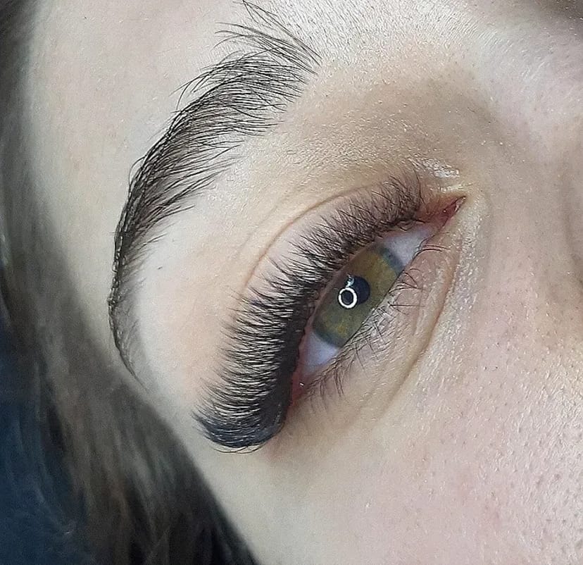 Нарощування вій на Оболоні у Києві