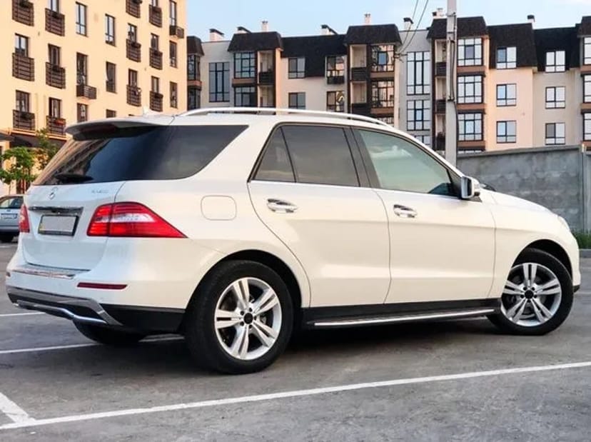 119 Позашляховик на весілля Mercedes Benz ML білий