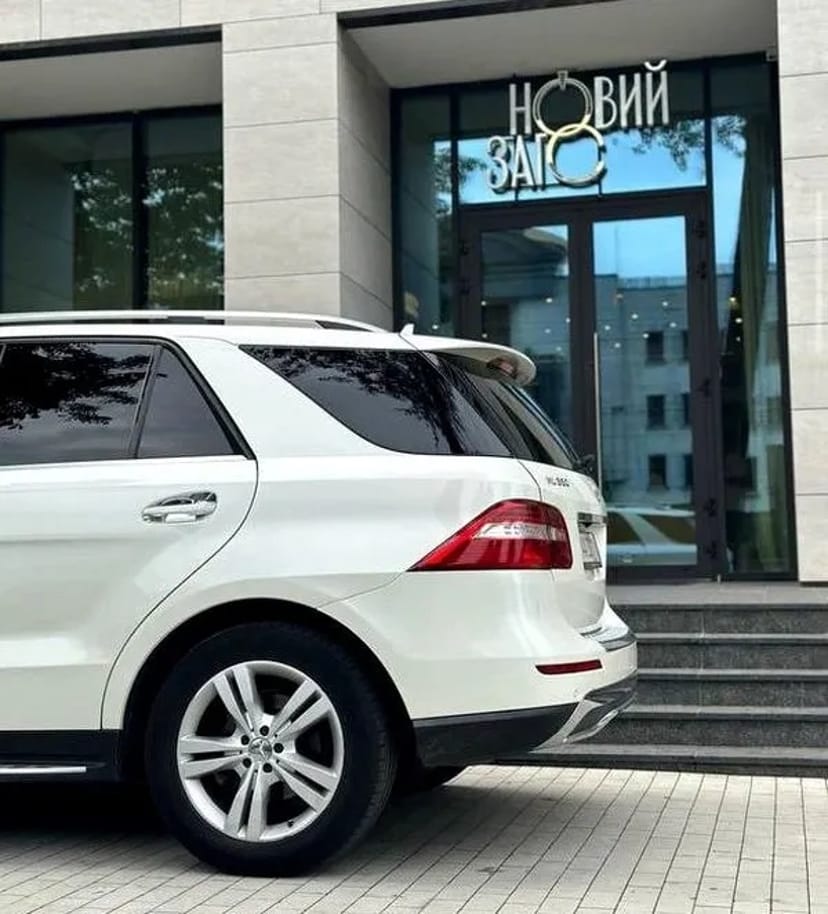 119 Позашляховик на весілля Mercedes Benz ML білий