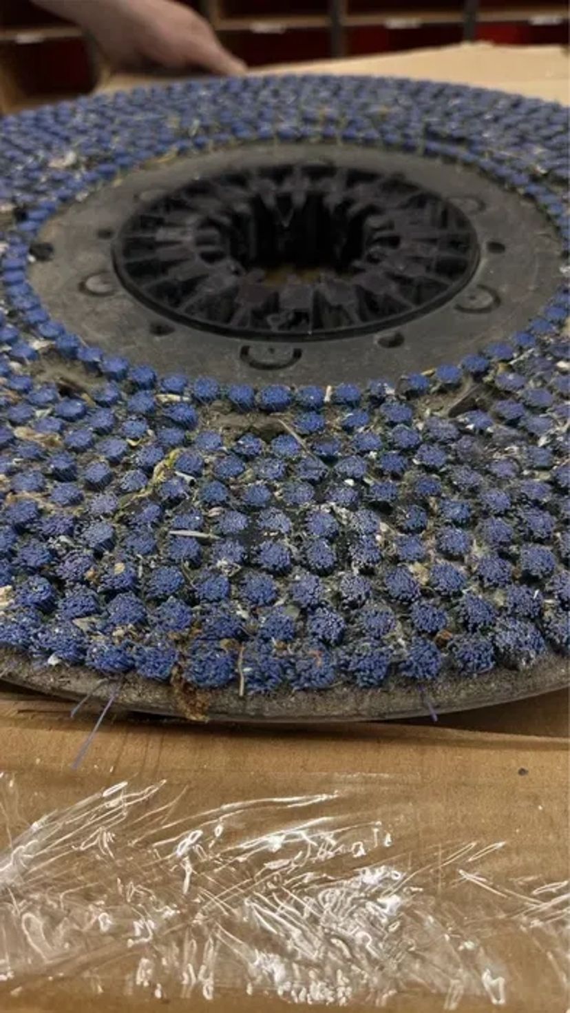 Заміна нової ворси для щіток підлогомийних машин